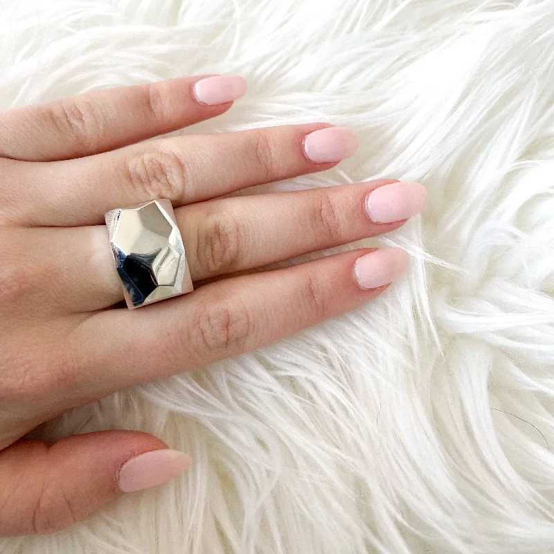 Elegant Necklaces And Bracelets At Limited-Time Offers MOLLIE STATEMENT CUT SHAPED RING Elegant Necklaces And Bracelets At Limited-Time Offers MOLLIE STATEMENT CUT SHAPED RING