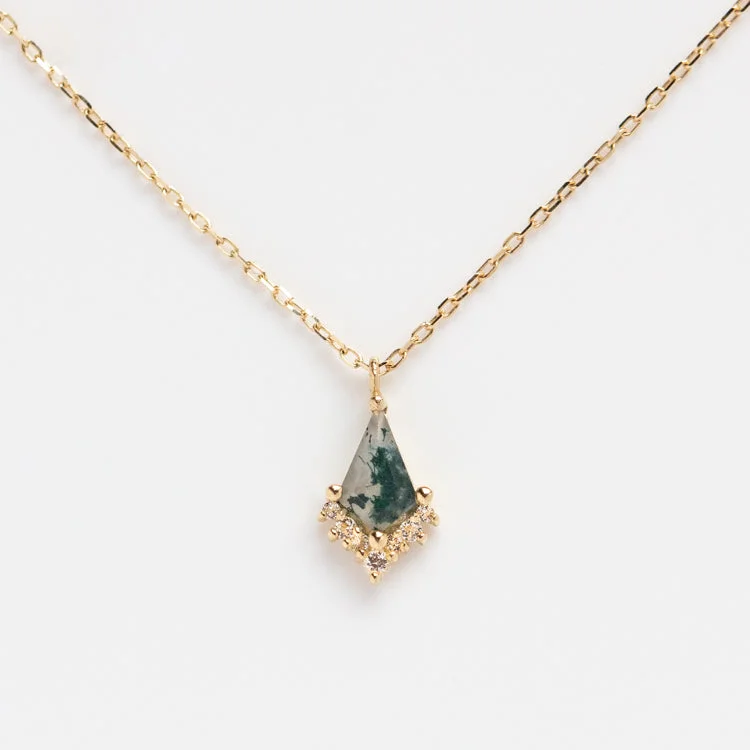 The Perfect Jewelry Piece At The Perfect Discount Solid Gold Aquatic Agate Elements Kite Necklace The Perfect Jewelry Piece At The Perfect Discount Solid Gold Aquatic Agate Elements Kite Necklace