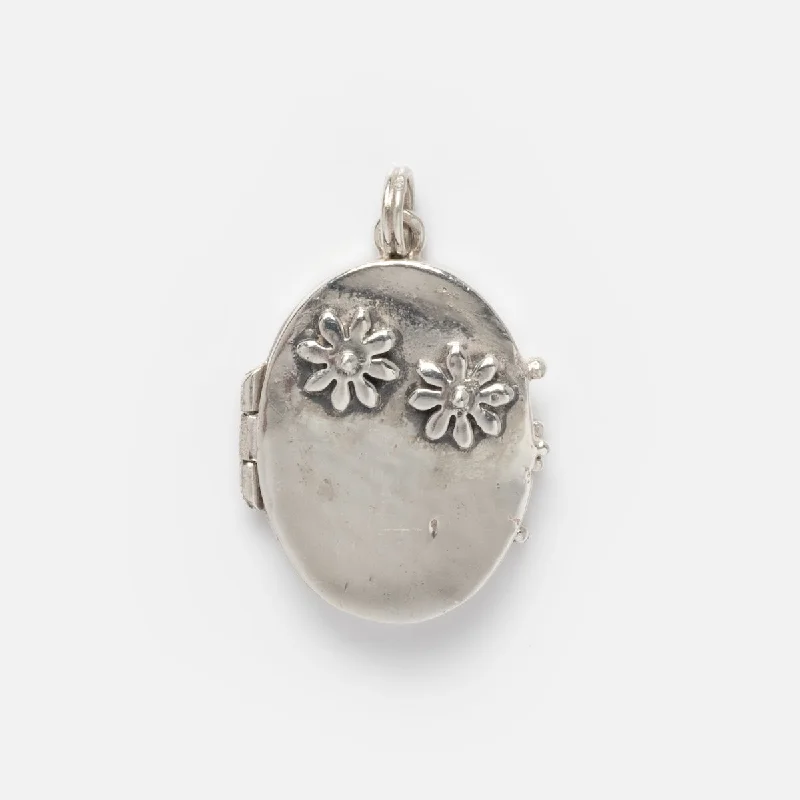 Last Chance To Grab Your Favorite Jewelry At A Discount Vintage Silver Flower Locket Last Chance To Grab Your Favorite Jewelry At A Discount Vintage Silver Flower Locket
